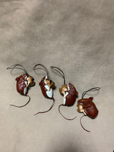 Load image into Gallery viewer, アカネズミとオニグルミのストラップ