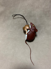 Load image into Gallery viewer, アカネズミとオニグルミのストラップ