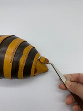 画像をギャラリービューアに読み込む, スズメバチネジレバネが寄生したポーチ