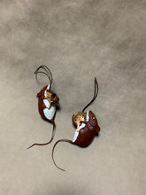 Load image into Gallery viewer, アカネズミとオニグルミのストラップ