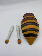 画像をギャラリービューアに読み込む, スズメバチネジレバネが寄生したポーチ