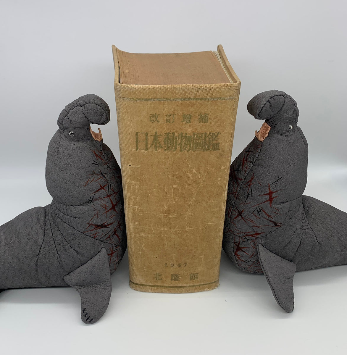 キタゾウアザラシのブックエンド – あまのじゃくとへそまがり