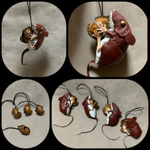 Load image into Gallery viewer, アカネズミとオニグルミのストラップ