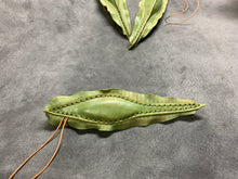 Load image into Gallery viewer, ギンザメ卵のストラップ あまのじゃくとへそまがり