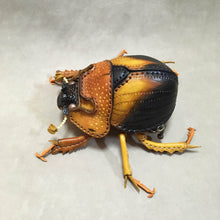 画像をギャラリービューアに読み込む, ムネアカセンチコガネのポーチ Geotrupidae pouch