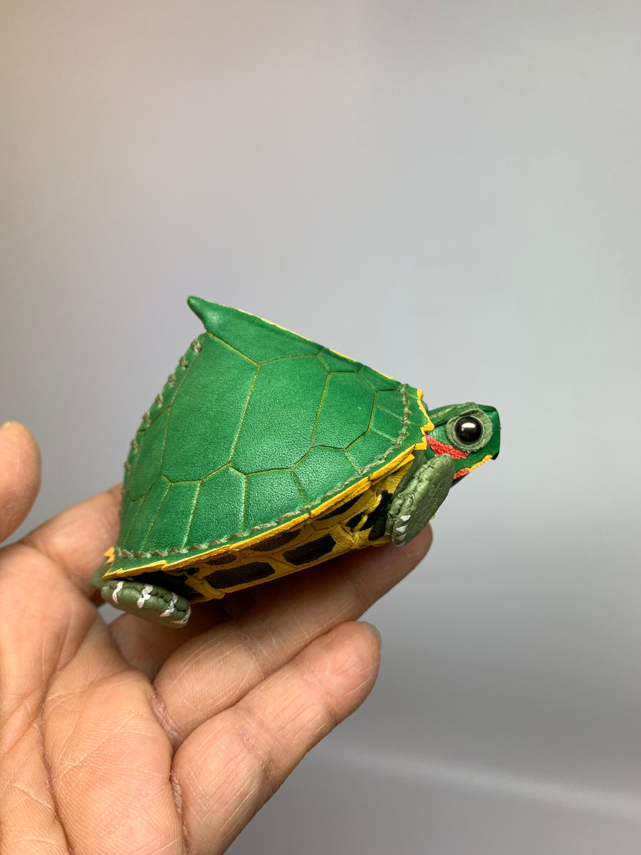 あまのじゃくとへそまがり　カメ　ケース あまのじゃくとへそまがり」魅惑のレザークラフトショップ。 虫