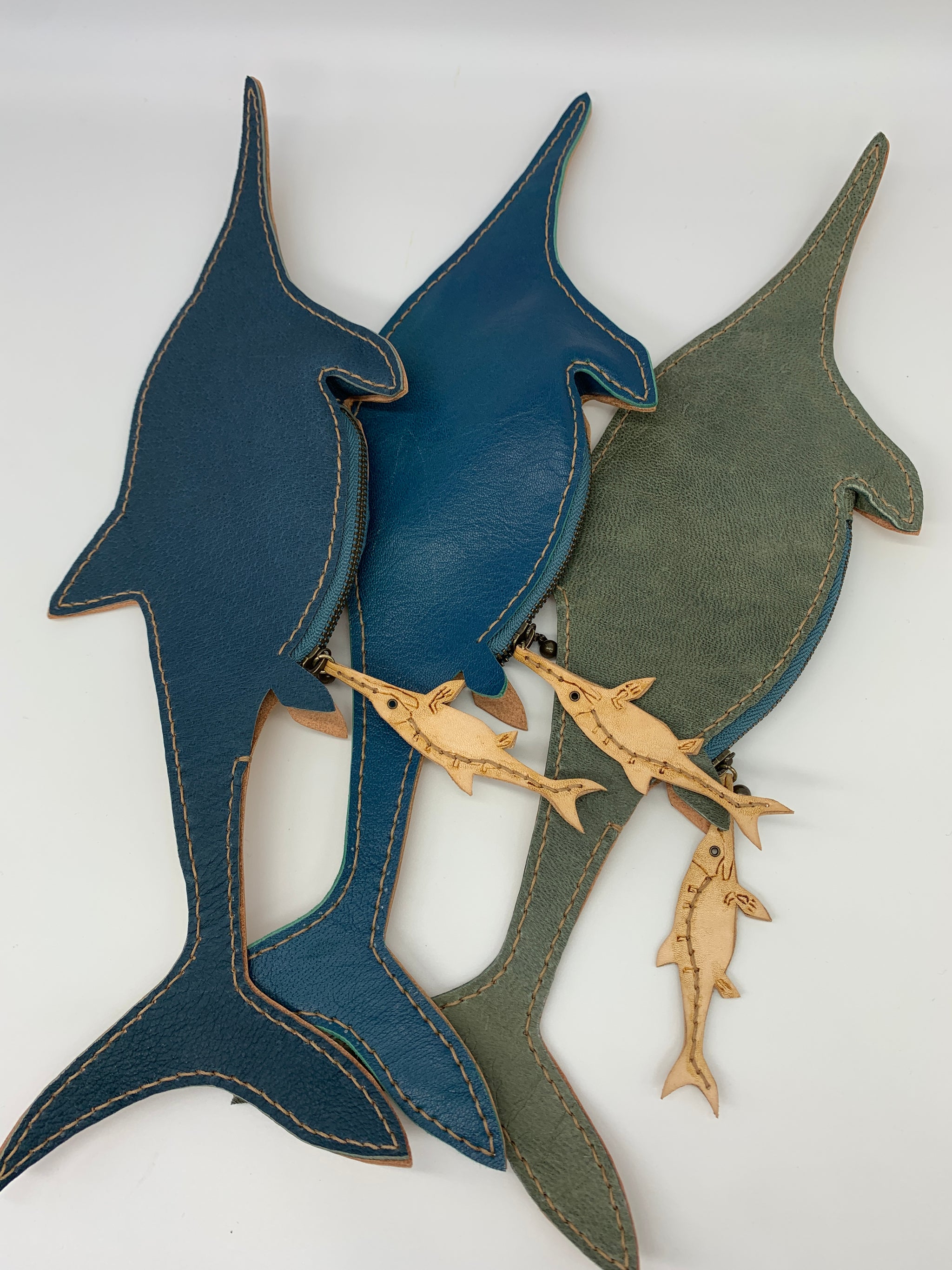 あまのじゃくとへそまがり」魅惑のレザークラフトショップ。 虫・鳥